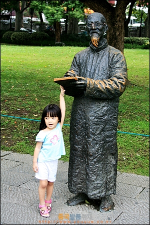 항저우 시후 호반에 있는 황빈홍 동상
