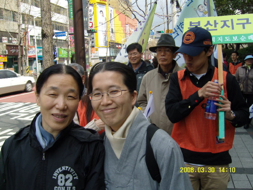 도보 순례에 나선 원불교 정녀 나이는 들었어도 아기 처럼 순진한 웃음을 웃는다.