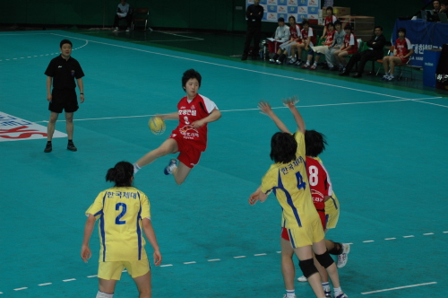 2007 핸드볼큰잔치 2차대회가 열린 2007년 2월 23일 인천 도원체육관, 전 소속팀 효명건설 센터백 김온아가 한국체대와의 경기에서 점프슛을 시도하고 있다.