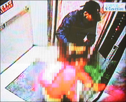 지난 26일 경기도 고양시 대화동 한 아파트 엘리베이터 폐쇄회로(CC)TV에 찍힌 초등생 폭행. 납치 시도 장면. <SBS 화면 촬영>