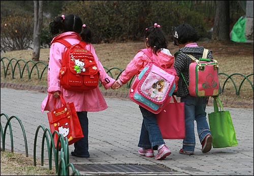  경기도 고양시 일산의 한 초등학교에서 수업을 마친 학생들이 집으로 돌아가고 있다. (사진은 기사 내용과 특정 관련이 없습니다.)