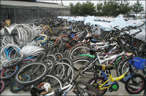 (사)자전거나눔이 추산한 바에 따르면 서울 경기 인천 일대 아파트에 방치돼 있는 자전거는 약 20만대. 버려진 자전거는 도시의 흉물이 되고 있다. 사진은 (사)자전거나눔 자전거 야적장.