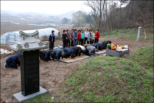 세노인자선송덕제 마을 주민들이 세 노인을 기리기는 제를 올리고 있다. 