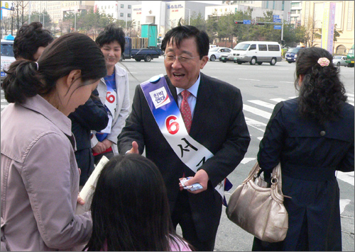 친박연대 서종환(대전 서구을)후보가 거리에서 유권자들과 악수를 나누며 지지를 호소하고 있다.