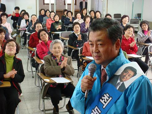 태백문화원 노래교실에 들른 최 후보에게 할머니가 노래를 부택했다. 최 후보가 부른 노래는 '강원도 아리랑'