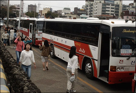  수학여행단의 관광버스(사진은 기사내용과 특정 관련이 없습니다.)