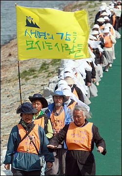  한반도대운하 백지화를 위해 '종교인 생명평화 100일 도보순례단'이 1일 오전 부산 을숙도 낙동강 하구둑을 따라 걷고 있다. 중앙선관위에 최근 결정에 따르면 이도 선거법 위반이다.