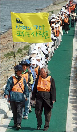 한반도대운하 백지화를 위해 '종교인 생명평화 100일 도보순례단'이 을숙도 낙동강 하구둑을 따라 걷고 있다.