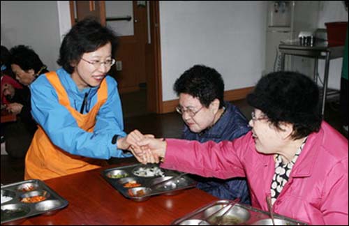  고경화 후보가 지난 3월25일 구로종합사회복지관에서 배식봉사활동을 하고 있다.