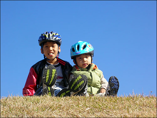 자전거를 신나게 타던 두 아들이 출판단지에 도착해서 쉬고 있습니다.