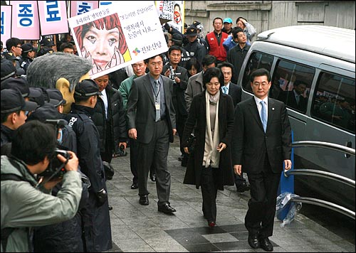  홍라희씨가 삼성특검 사무실앞에 도착한 가운데 해고노동자들과 진보신당의 시위와 함께 특검 종료를 촉구하는 보수단체 회원들의 시위가 동시에 벌어졌다.