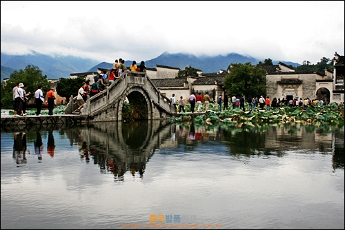 황산시 홍춘 마을 입구, 영화 '와호장룡'의 첫장면을 촬영한 장소이다