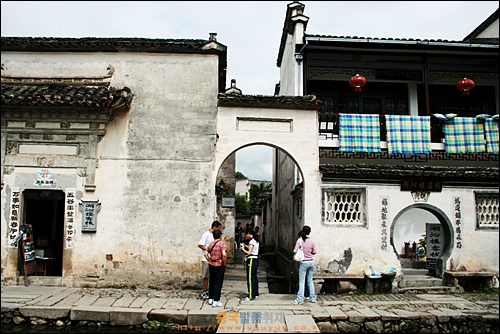 황산시 홍춘 마을 입구. 호수의 돌다리 위에서 본 모습