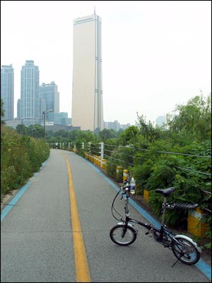  자전거길을 슝슝 달리면 기분이 참 상쾌합니다 - 한강 자전거길