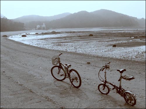 섬 마을들을 여유롭게 둘러보는 섬 마을 여행은 자가용보다는 자전거가 좋은 것 같습니다.