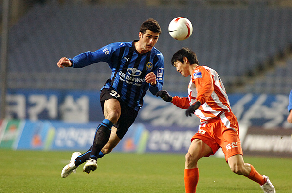  2일 인천월드컵경기장에서 열린 프로축구 ‘삼성 하우젠컵 2008’ 2라운드 인천유나이티드와 경남FC의 경기에서 라돈치치가 헤딩을 하고 있다.
