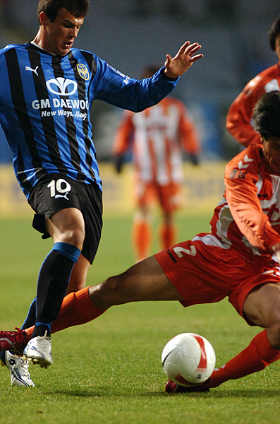  2일 인천월드컵경기장에서 열린 프로축구 ‘삼성 하우젠컵 2008’ 2라운드 인천유나이티드와 경남FC의 경기에서 인천 보르코가 돌파를 시도하고 있다. 