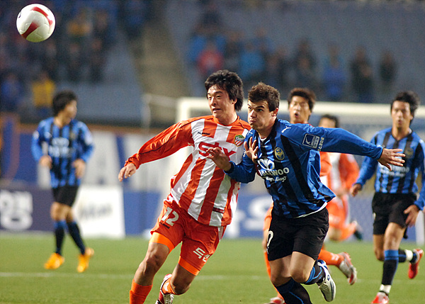  2일 인천월드컵경기장에서 열린 프로축구 ‘삼성 하우젠컵 2008’ 2라운드 인천유나이티드와 경남FC의 경기에서 인천 보로코가 돌파를 하고 있다.
