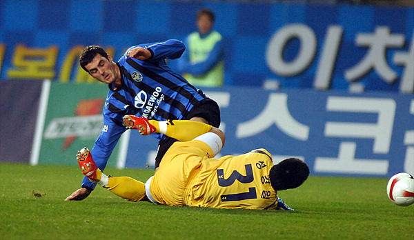  2일 인천월드컵경기장에서 열린 프로축구 ‘삼성 하우젠컵 2008’ 2라운드 인천유나이티드와 경남FC의 경기에서 인천 라돈치치가 슛을 하고 있다.
