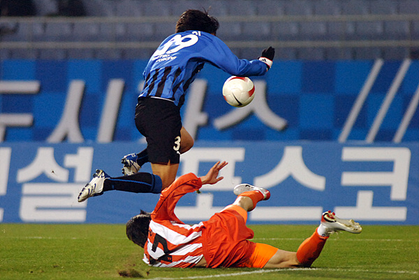  2일 인천월드컵경기장에서 열린 프로축구 ‘삼성 하우젠컵 2008’ 2라운드 인천유나이티드와 경남FC의 경기에서 인천 윤원일이 돌파를 하고 있다.
