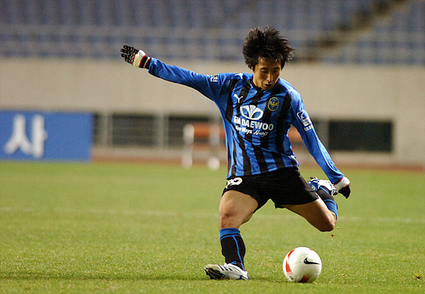  2일 인천월드컵경기장에서 열린 프로축구 ‘삼성 하우젠컵 2008’ 2라운드 인천유나이티드와 경남FC의 경기에서 인천 윤원일이 슛을 하고 있다.
