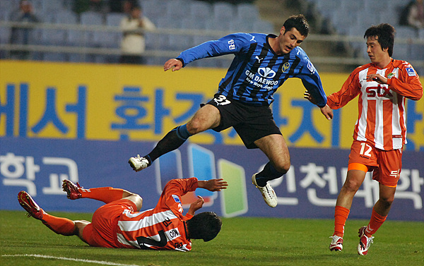  2일 인천월드컵경기장에서 열린 프로축구 ‘삼성 하우젠컵 2008’ 2라운드 인천유나이티드와 경남FC의 경기에서 인천 라돈치치가 돌파를 하고 있다.
