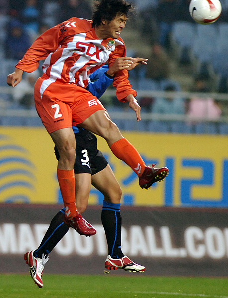  2일 인천월드컵경기장에서 열린 프로축구 ‘삼성 하우젠컵 2008’ 2라운드 인천유나이티드와 경남FC의 경기에서 경남 김종훈이 헤딩을 하고 있다.

