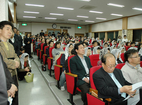  대운하 반대 서명운동에 참석한 신자들이 생명의 강을 지키기 위한 미사를 하고 있다.