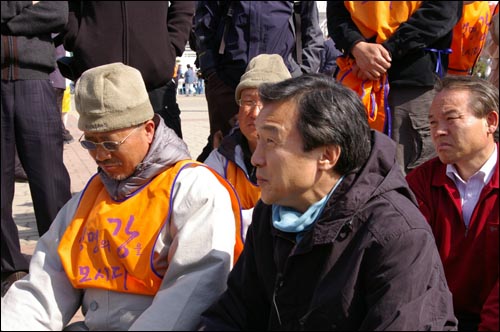 순례단 수경스님과 이야기 하는 민주당 손학규 대표. 한나라당을 제외한 모든 정당이 이명박운하를 반대하고 있는 상황이다. 그러나 한나라당도 총선 공약에도 운하는 없다.