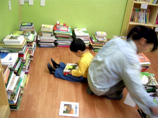 책 정리를 하는 엄마 옆에서 그림책을 보고 있는 어린이표정이 아주 진지합니다. 아이는 책을 보면서 무슨 생각을 하고 있을까요?
