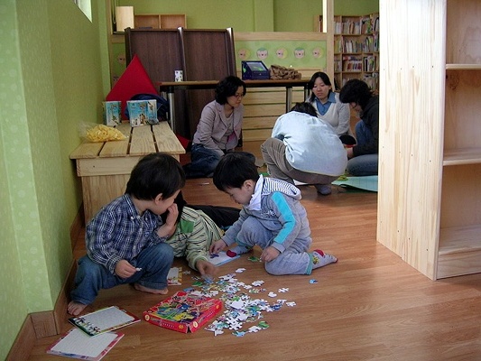 책정리가 끝나면 책을 볼 수 있지요. 아이들이 퍼즐을 갖고와 놀고 있습니다. 엄마들은 또 무엇을 하고 있을까요?