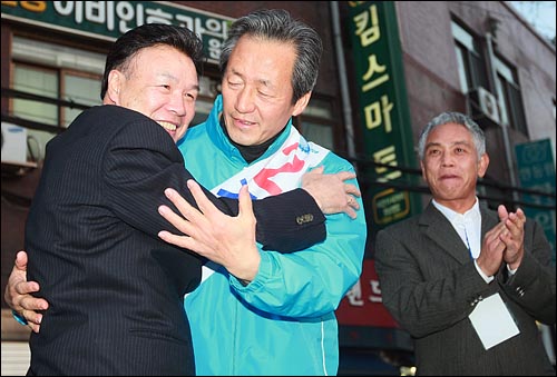  'MBC 여기자 성희롱 사건'과 관련해 공식사과한 정몽준 한나라당 후보가 3일 오후 서울 흑석동 중앙대학교병원 앞 유세장에서 지원나온 홍수완 전 세계복싱협회(WBA) 세계 챔피언과 포옹을 하고 있다.