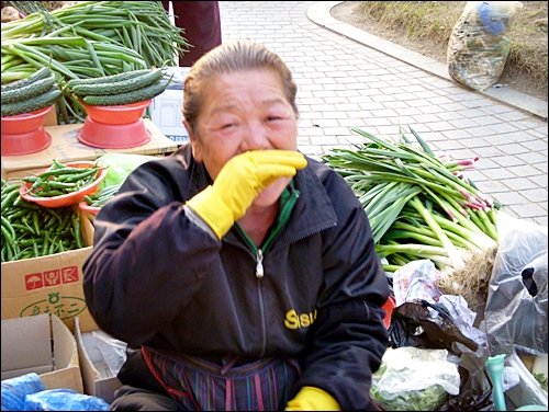  '밥맛'을 잡는데 큰 공을 세우신 상추장수 할머니. 고희를 바라보고 계시지만, 수줍음은 늙지 않는 것 같습니다. 할머니이기 전에 여성이기 때문이겠지요 