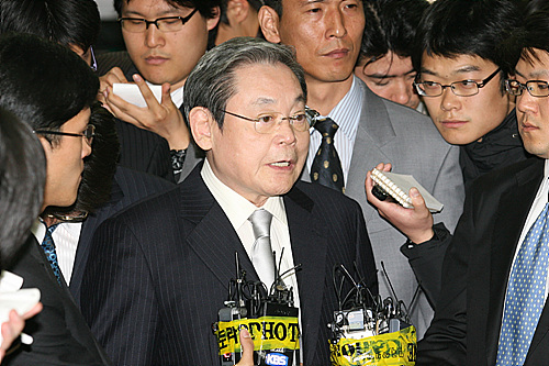 지난 2008년 4월 5일 새벽, 이건희 삼성 회장이 삼성그룹 비자금 의혹 등을 수사 중인 삼성특검 사무실에서 11시간동안 조사를 받고 0시 50분경 귀가했다. 