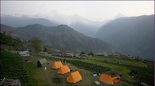 네팔은 주로  관광수입에 의존한다. 주민들은 관광객 포터나 열악한 농사일에 종사한다. 
