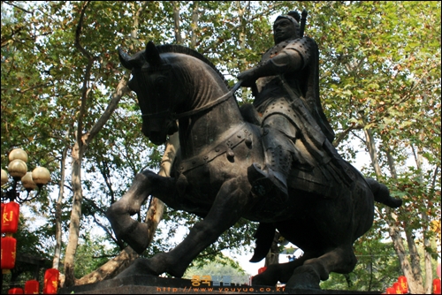 허페이의 샤오야오진 공원의 장료 조각상, 삼국지에서 조조의 장수로 손권의 대군을 물리친 인물이다