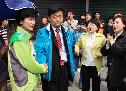  5일 서울 영등포시장 부근에서 18대 총선 영등포갑에 출마한 김영주 통합민주당 후보와 정광용 박사모 회장이 악수를 하고 있다.