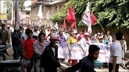 카트만두 시민들이 타멜 거리를 행진하고 있다.
