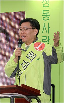 18대 총선 서울 성동갑에 출마한 최재천 통합민주당 후보가 5일 오후 성동구 신금호역 부근에서 지지를 호소하는 연설을 하고 있다.