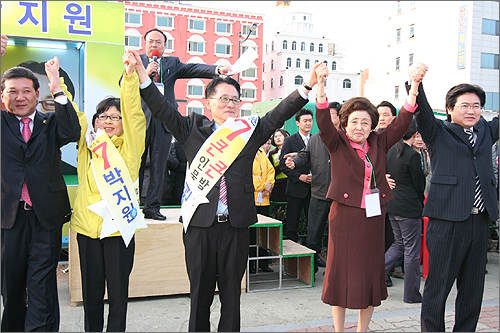 5일 오후 6시 박지원 후보가 목포 하당 평화광장에서 열린 거리유세에서 이희호 여사와 함께 손을 들어 인사하고 있다.