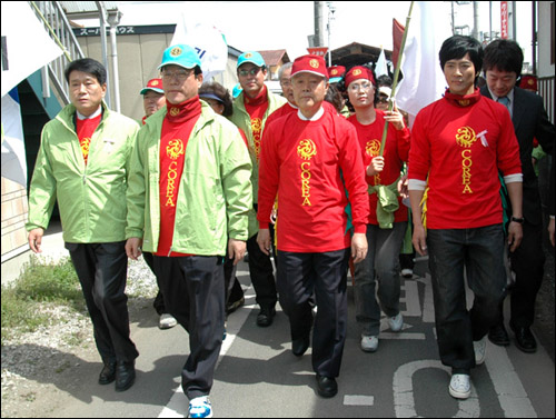 한일시민걷기대회에 참가한 최수종이 박영순 구리시장과 오자와 히타카시장과 함께 맨앞에서 걷고 있다.