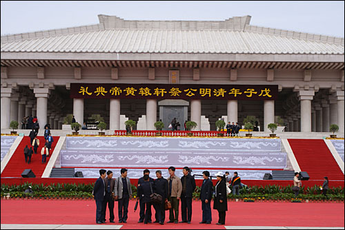 청명절 황제릉 공제가 끝난 뒤, 행사에 참석한 중국인들은 기념사진을 찍느라 자리를 떠날 줄 몰랐다.