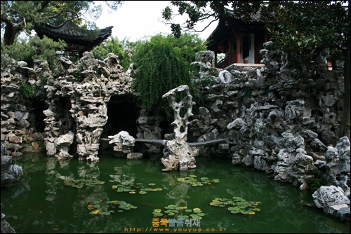양저우 거위엔의 인공 산과 연못