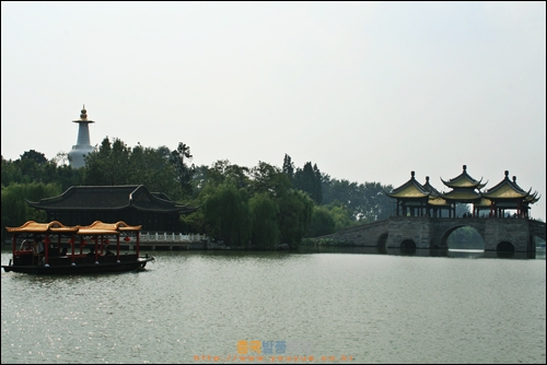양저우 셔우시후 호수, 왼편에 백탑, 오른편에 다섯개 정자로 쌓은 다리인 우팅챠오