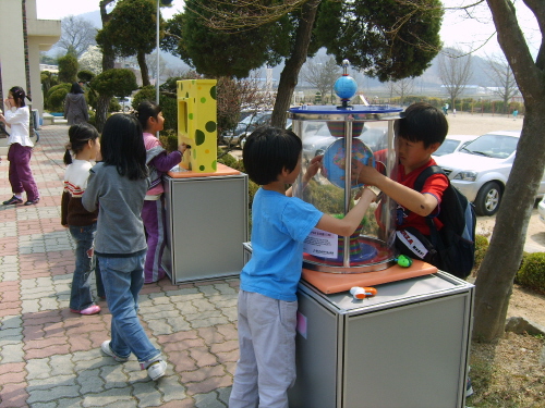  과학의 원리를 쉽게 이해하도록 도와주는 이동전시관이 학생들의 흥미를 끌었다.