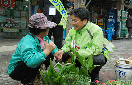  강기정 통합민주당 후보가 7일 오전 광주 북구 두암동에서 주민과 반갑게 얘기를 나누고 있다. 강 후보는 김상현 전 의원, 김동신 전 국방장관 등을 본선과 예선에서 물리치며 '거물 무너뜨리기' 신화를 이어오고 있다. 