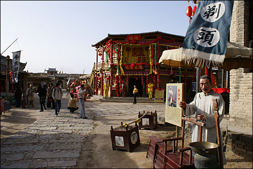 옛 장터를 단장하여 테마공원식 저잣거리로 만든 서부영화드라마세트장 안의 청대 성.