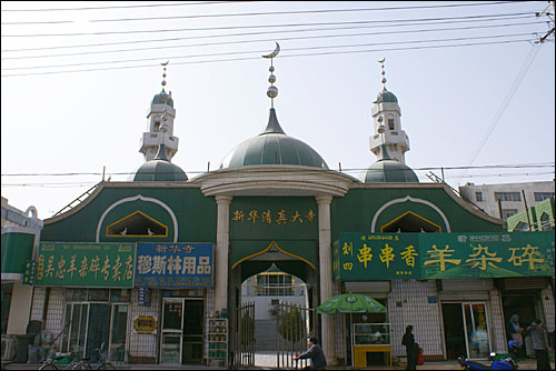 인촨시 곳곳에서는 이슬람 표식첨탑에 파란 돔형 지붕을 한 이슬람 사원을 쉽게 볼 수 있다.