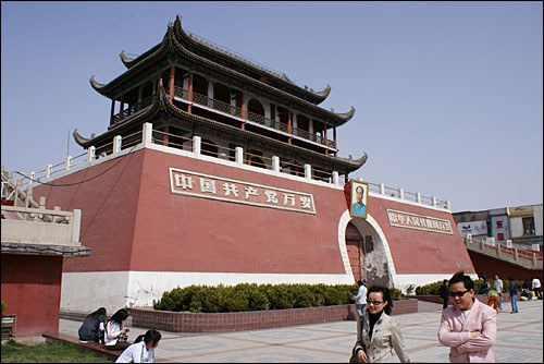 베이징 톈안먼(天安門)을 본뜬 인촨의 남문. 닝샤는 중국 발전의 열차에 시승하기 위해 힘찬 준비를 하고 있다.