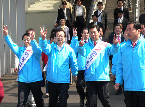 한나라당 강재섭 대표가 대전역에 KTX를 타고 내려오면서 기호2번을 상징하는 손가락을 내보이고 있다.